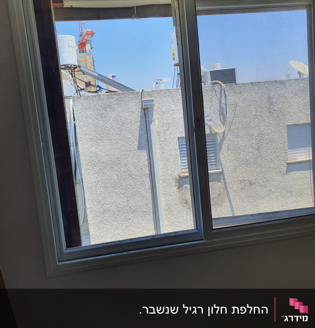 חלון זכוכית עם נוף חיצוני של בניינים
